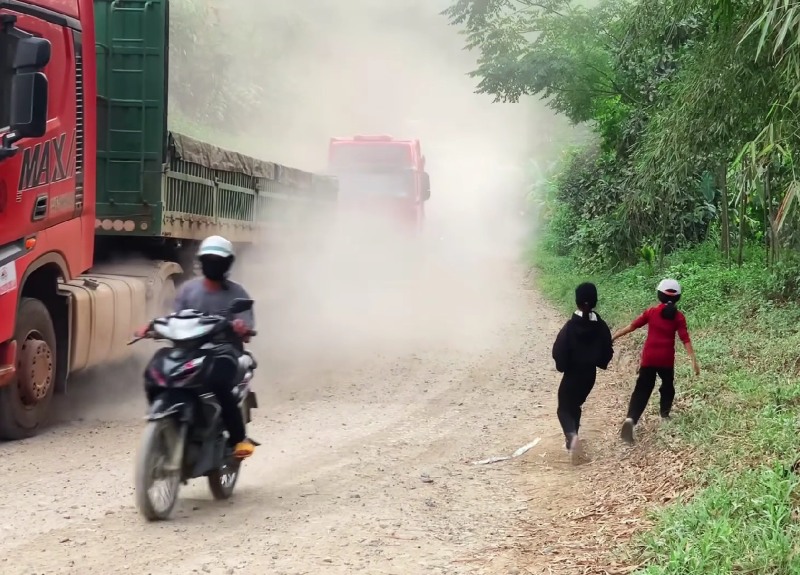 Highland students "bet their lives" on National Highway 14D. Photo: Nguyen Hoang