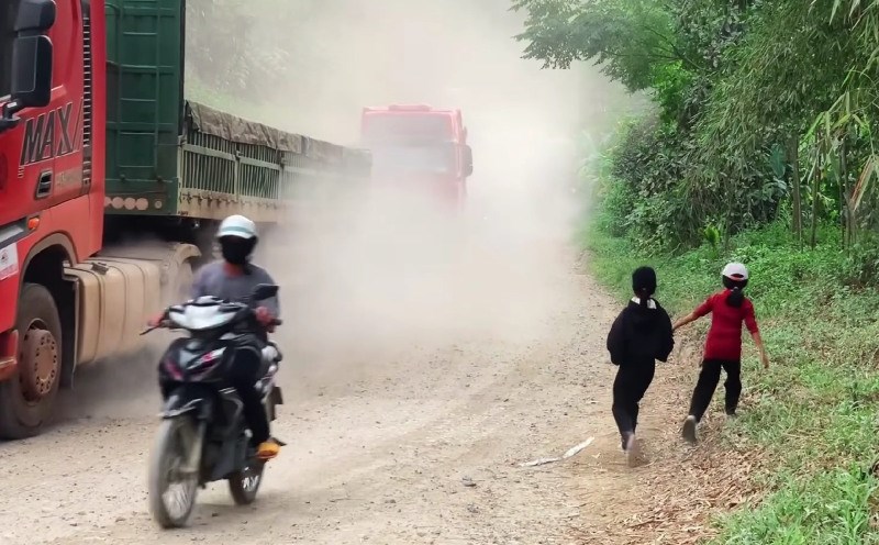 Highland students "bet their lives" on National Highway 14D. Photo: Nguyen Hoang