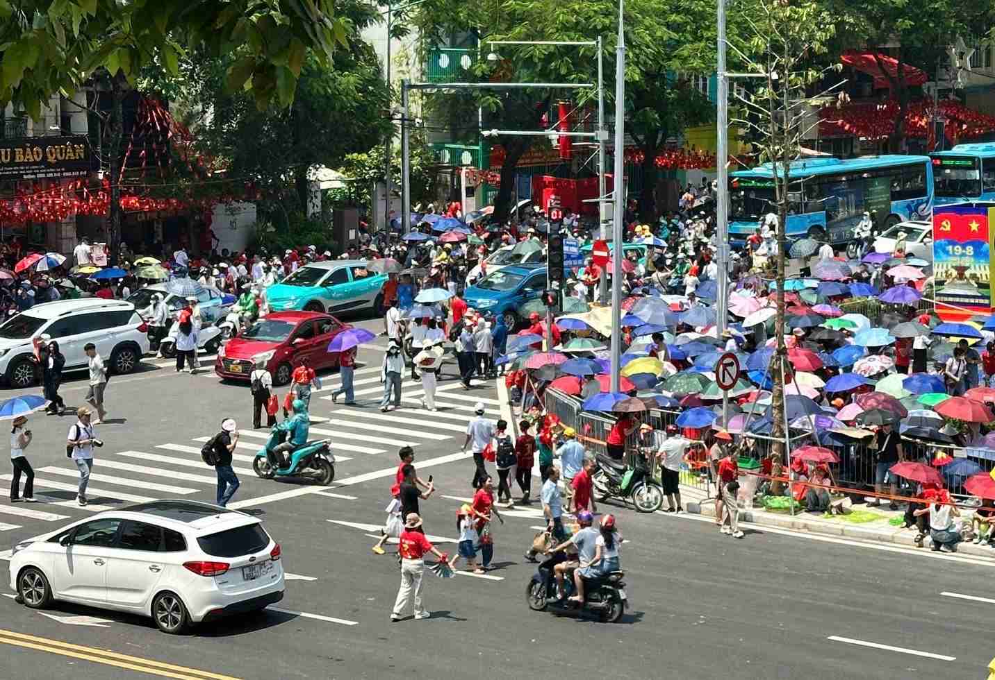 Du khach va nguoi dan do ve Ha Noi de theo doi cac buoi hop luyen dieu binh dieu hanh chuan bi cho dip ky niem 80 nam Quoc khanh 2.9. Anh: Tuan Anh