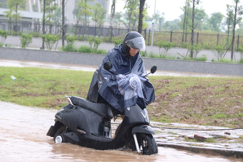 How to protect your health when you have to wear a rainbank for many hours outdoors. Photo: Cao Thom
