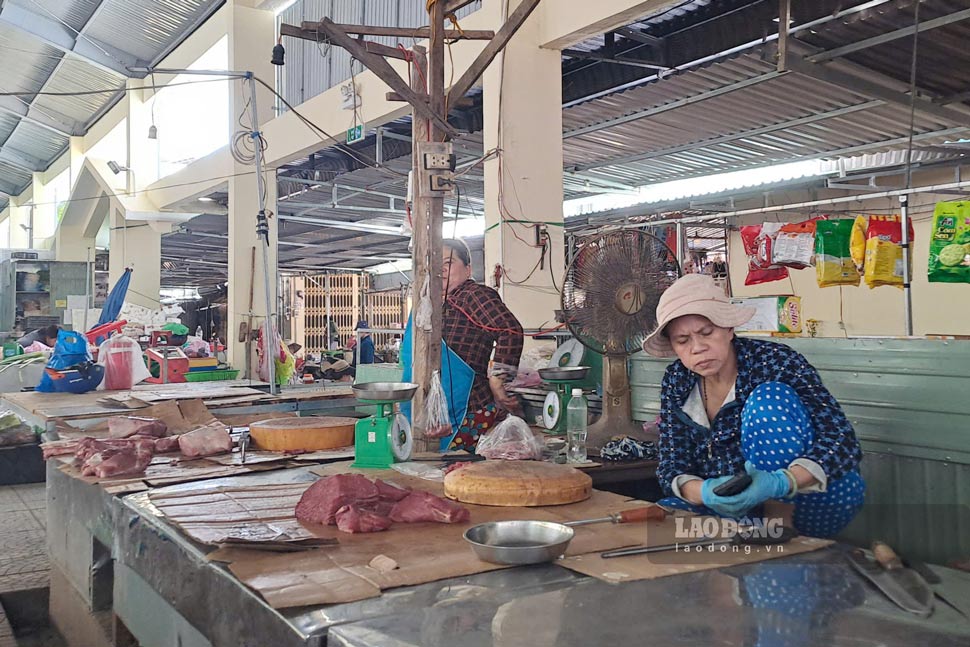 Gia Laiの伝統的な市場の一部の豚肉売り場は、買い手の姿がありません。写真:Hoai Phuong