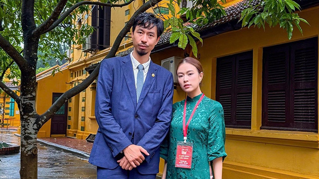 Hoang Thuy Linh next to Den Vu