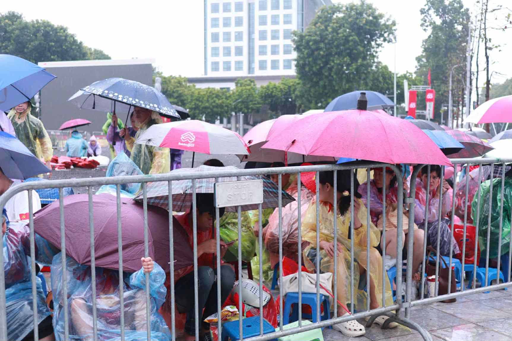 The secret to keeping your body warm when queuing for a long time in the rain to see a preliminary review of the A80 parade. Photo: Huyen Trang