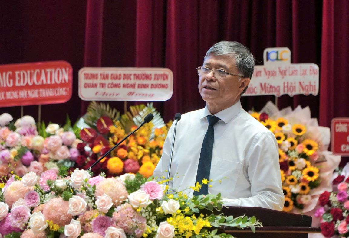 Mr. Nguyen Van Hieu - Director of the Department of Education and Training of Ho Chi Minh City called on teachers and staff in the education sector to support people affected by storms and floods. Photo: Chan Phuc