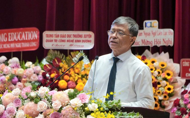 Mr. Nguyen Van Hieu - Director of the Department of Education and Training of Ho Chi Minh City called on teachers and staff in the education sector to support people affected by storms and floods. Photo: Chan Phuc