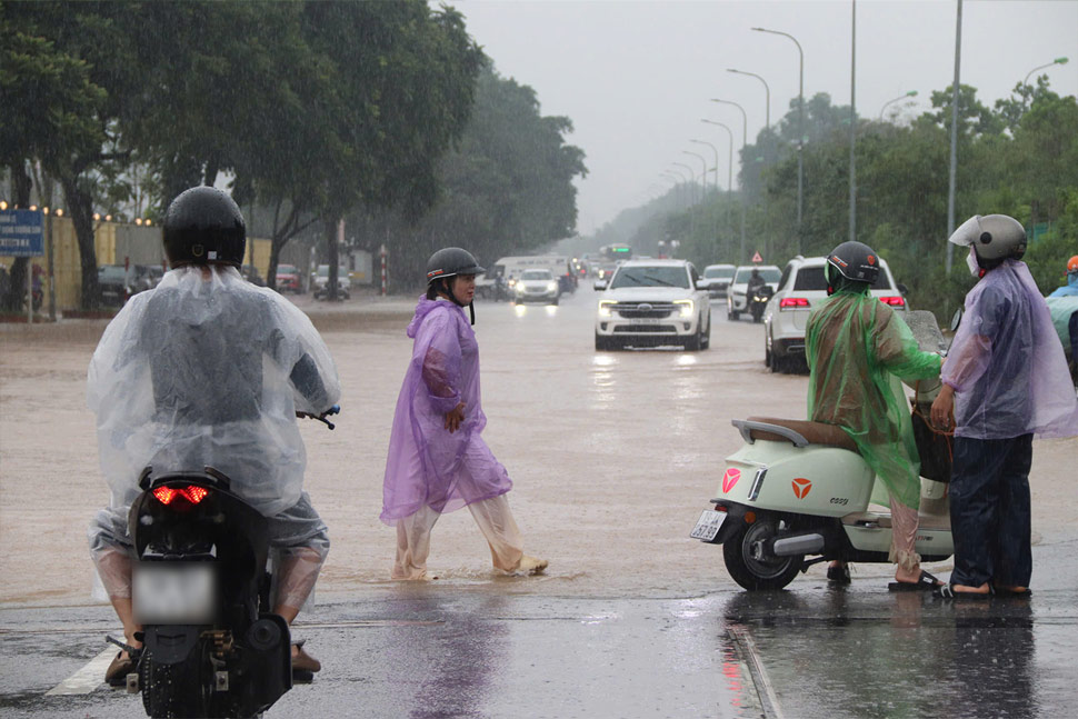 According to the reporter's records, Thang Long Avenue was partially congested this morning due to flooding. Photo: Hanh Thom