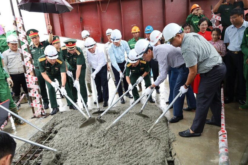 代表者は、新しいドラゴンのCau Phong Chauセレモニーを演奏しました。写真：キム・フオン.