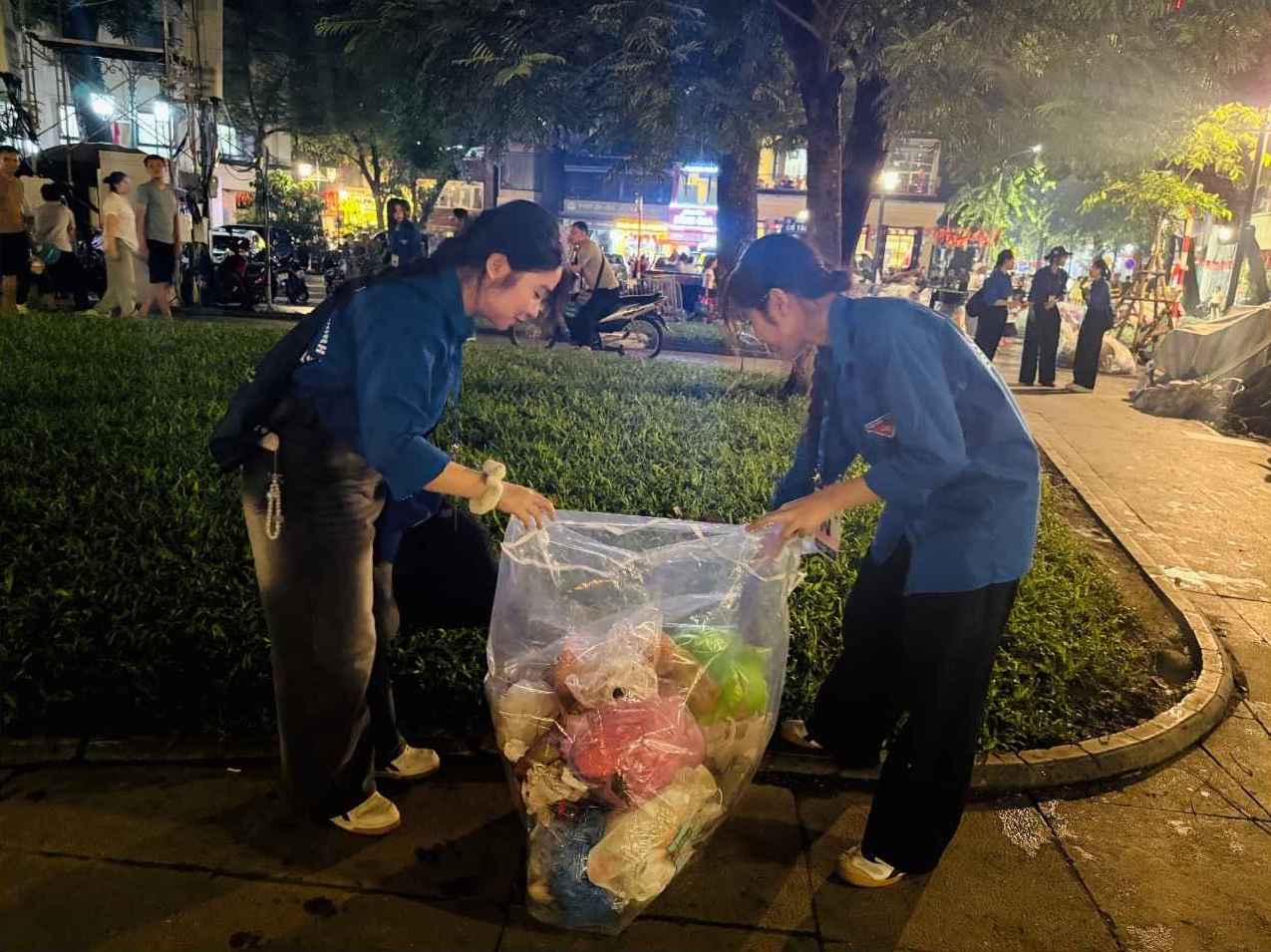 Nhieu ban tre nan lai sau so duyet dieu binh, gop suc lam sach duong pho. Anh: Phuong Anh