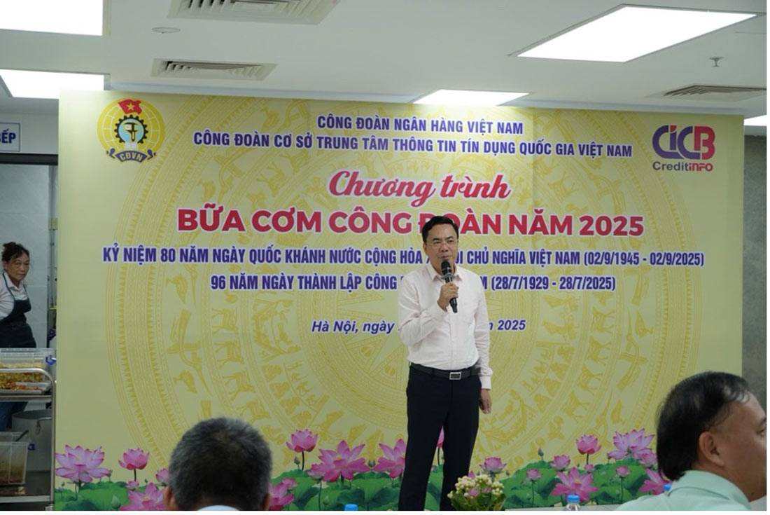 Ong Le Anh Tuan - Pho Tong Giam doc, Chu tich Cong doan CIC phat bieu khai mac chuong trinh.