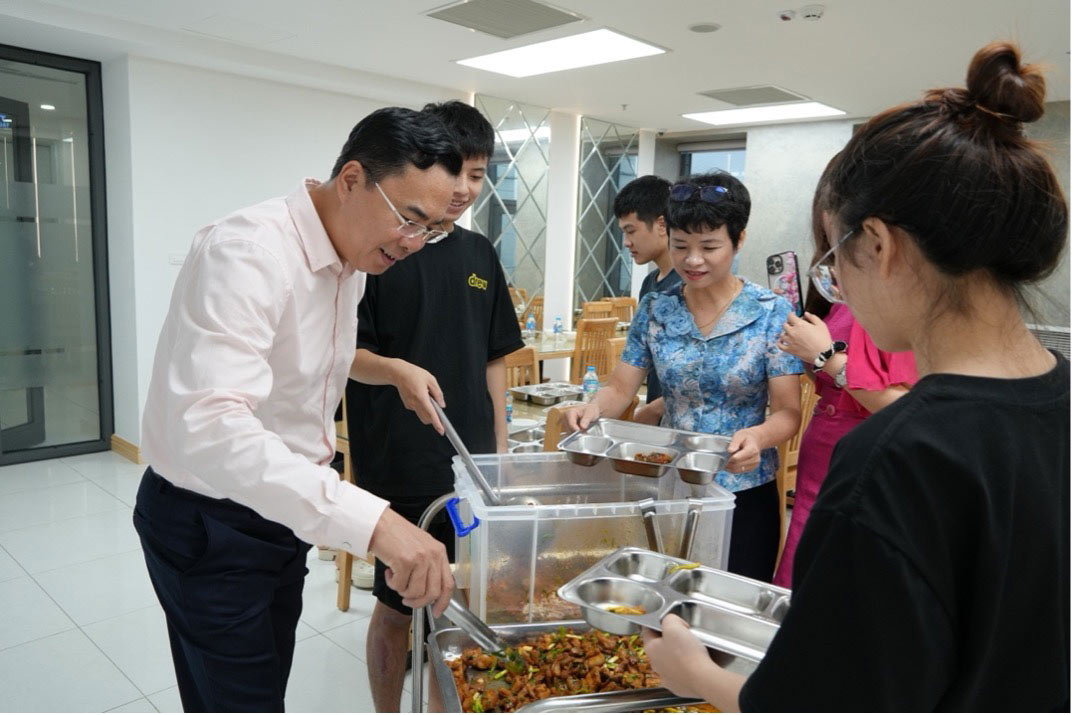 Ban Chap hanh Cong doan CIC cung tham gia chuan bi bua com.
