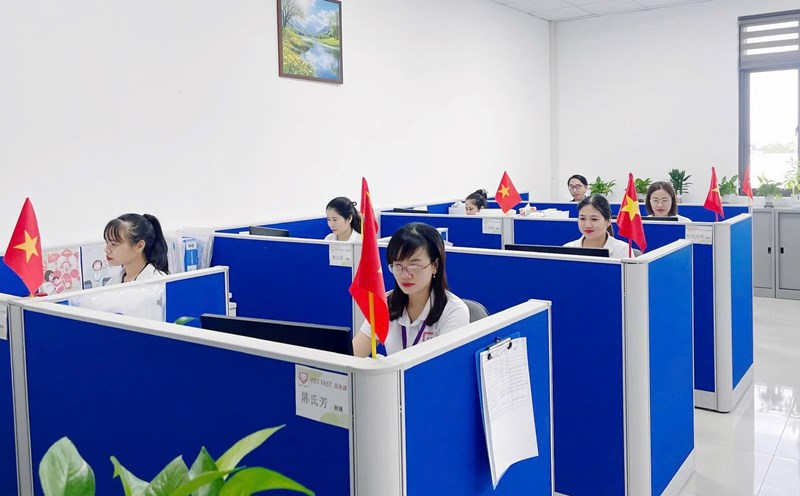 The working space is filled with the colors of the national flag. Photo: Nghe An Trade Union