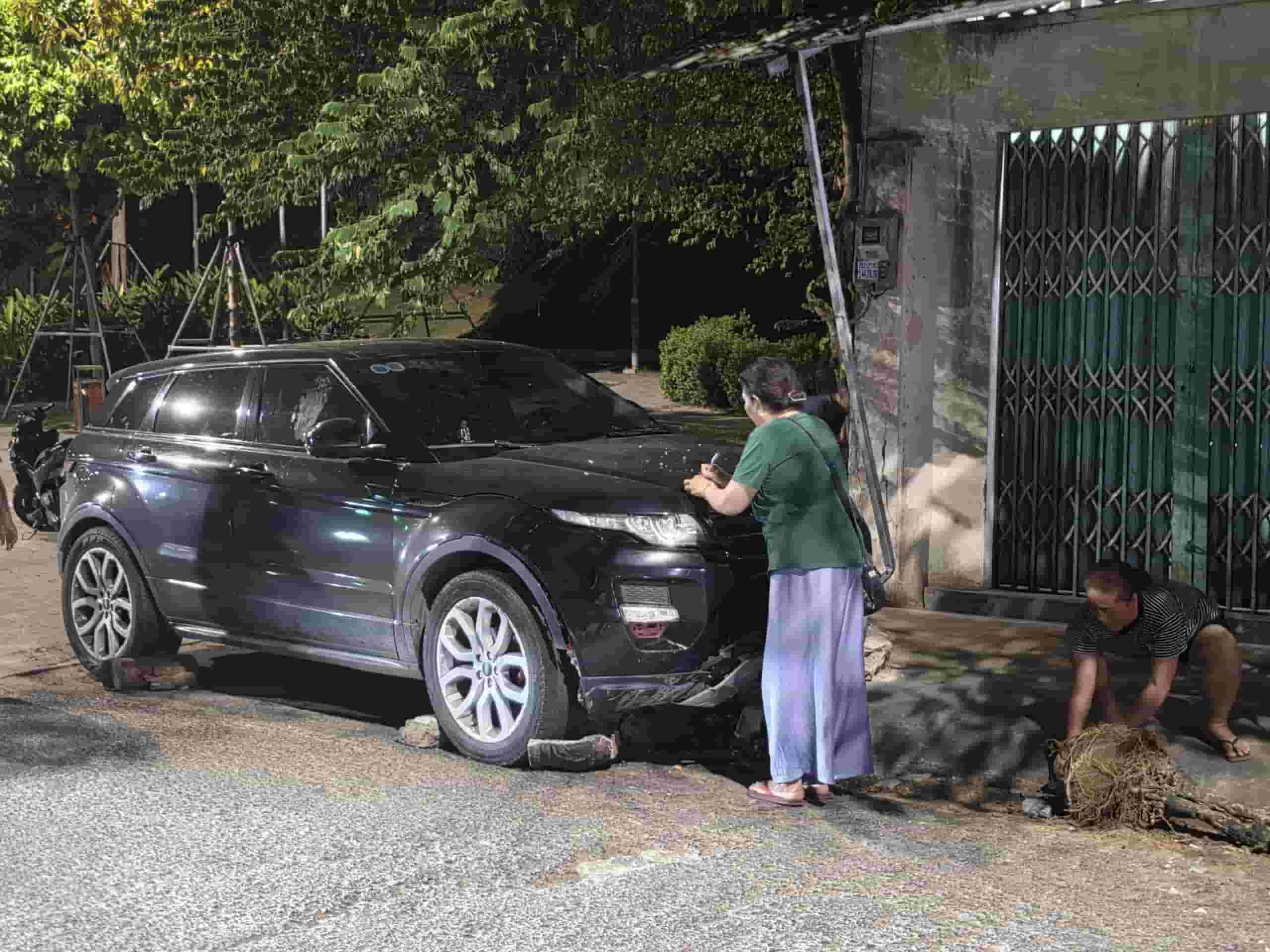 range Rover hit many motorbikes and fled in Dak Lak. Photo: Huu Long