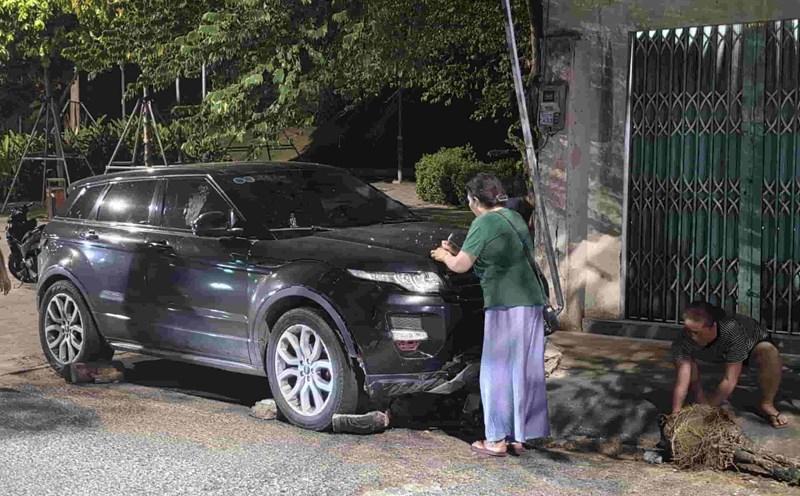 range Rover hit many motorbikes and fled in Dak Lak. Photo: Huu Long