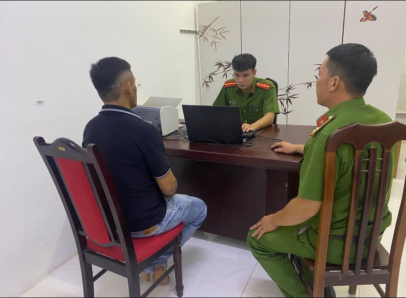 Nhan Nghia Commune警察は、規制に従って取り扱いのためにL.V.Pドライバーと協力しています。写真：ca nhan nghia