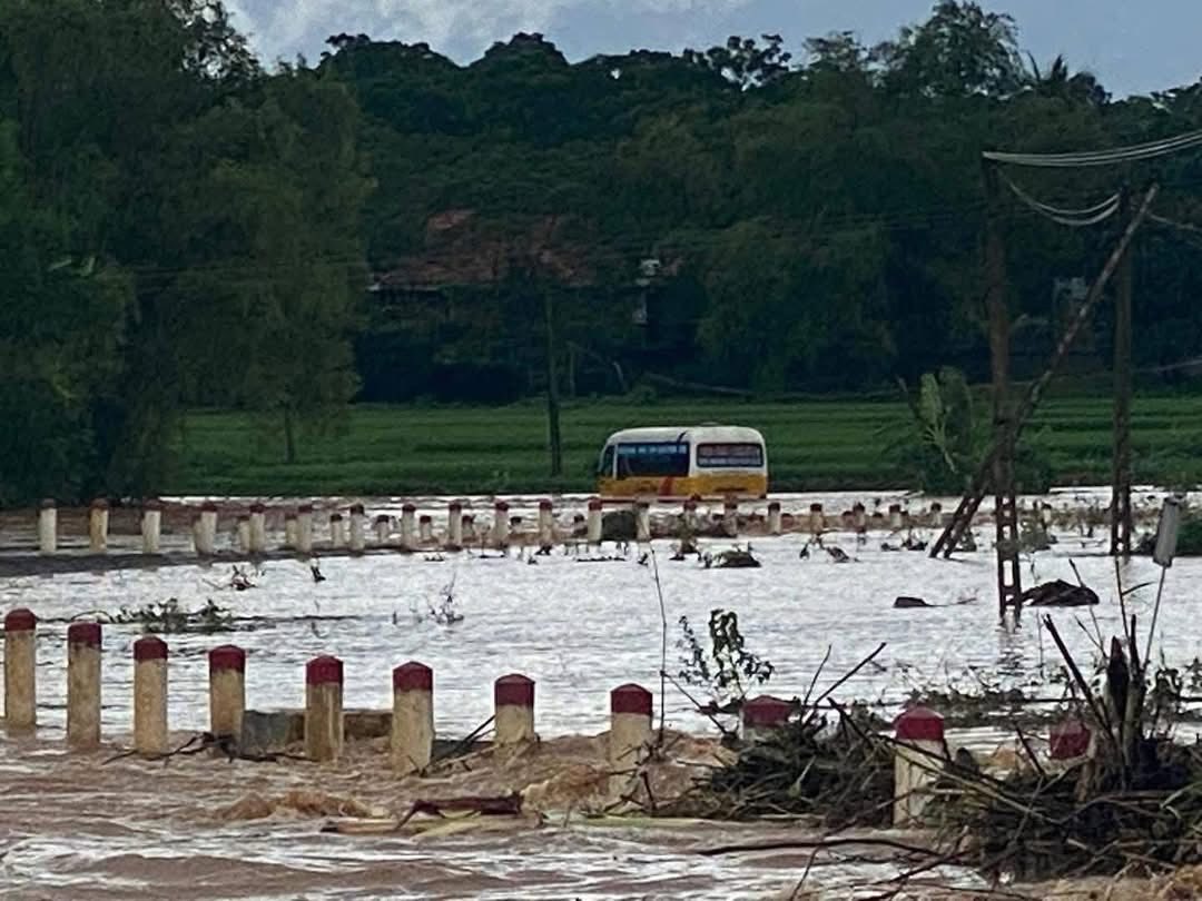 Hinh anh xe bus bi chet may tren ngam tran bi ngap nuoc tai xa Nhan Nghia, tinh Phu Tho. Anh: CA xa Nhan Nghia.