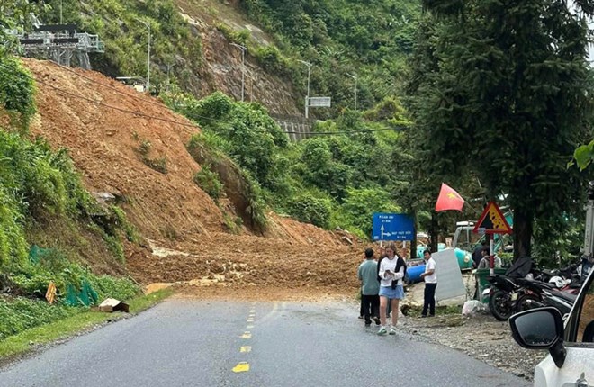 Chiếc xe thoát hiểm ngoạn mục trong vụ sạt lở ở trạm thu phí Sa Pa