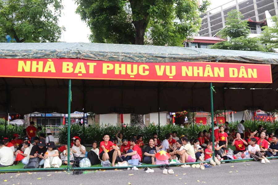 組織委員会は、A80パレードを観戦する人々のために多くの屋根瓦屋根を設置しました。写真:ディン・ヒエップ