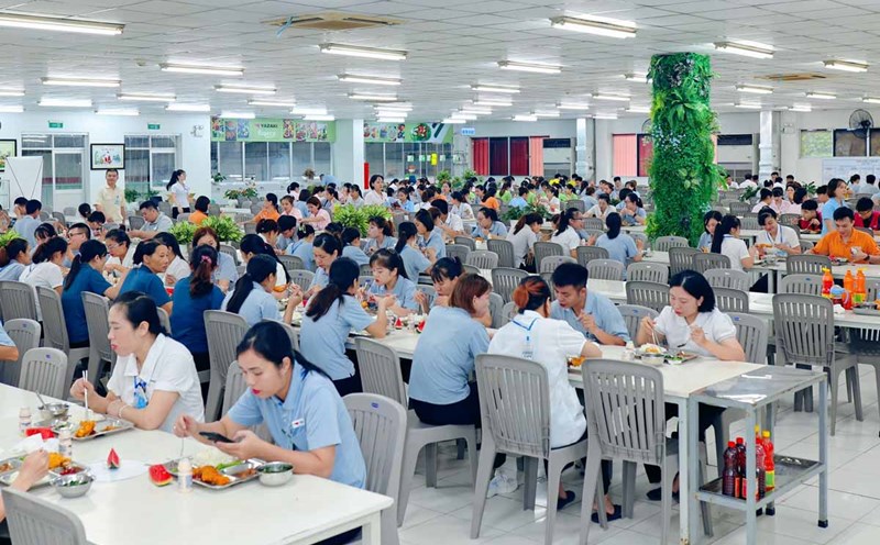 Yazaki Hai Phong Vietnam Co., Ltd. in Thai Binh (address: Thai Binh Ward, Hung Yen Province) organizes a Union Meal for union members and workers. Photo: Yazaki Thai Binh Trade Union