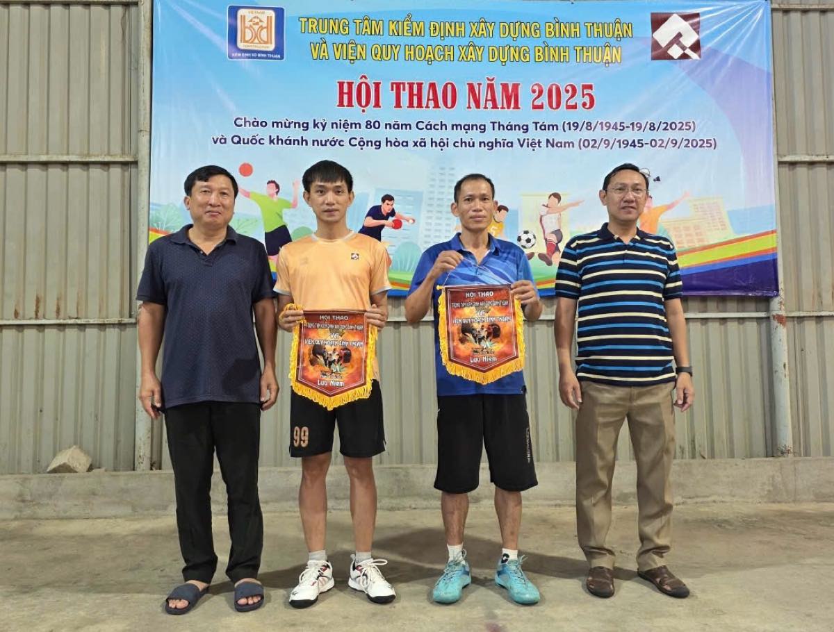 Tang co luu niem cho cac cong doan co so tham gia. Anh: Cong doan co so