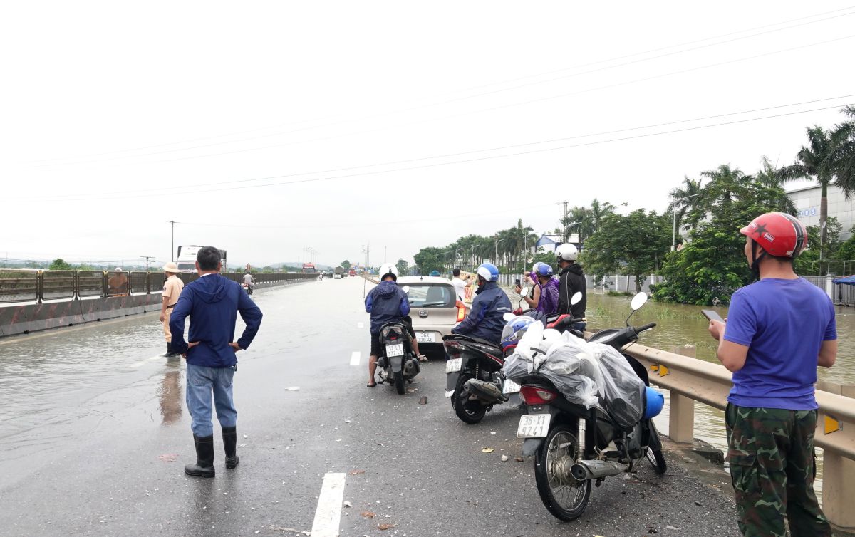 Nhieu xe may khong the di chuyen do doan duong bi ngap kha sau. Anh: Quach Du