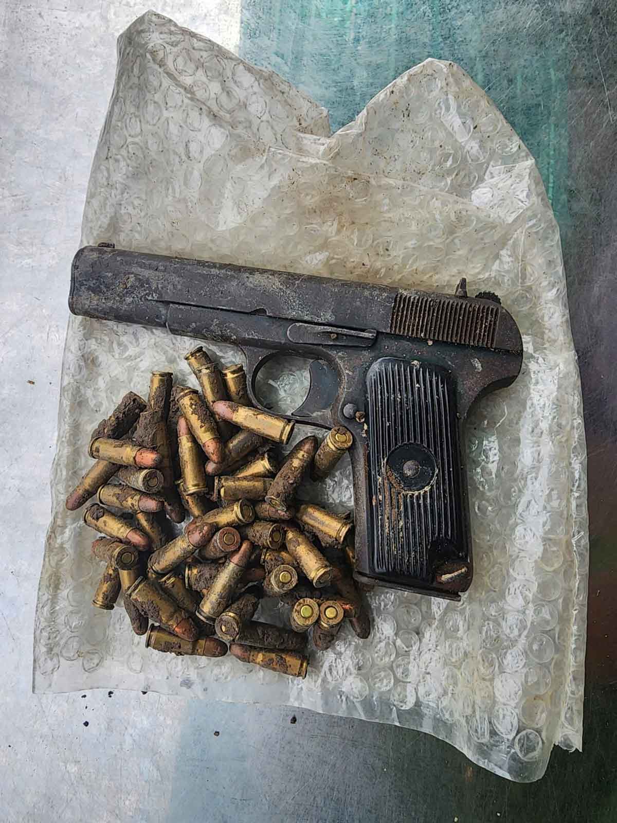 短銃と弾丸。写真:ニンビン省ドンティンコミューン警察