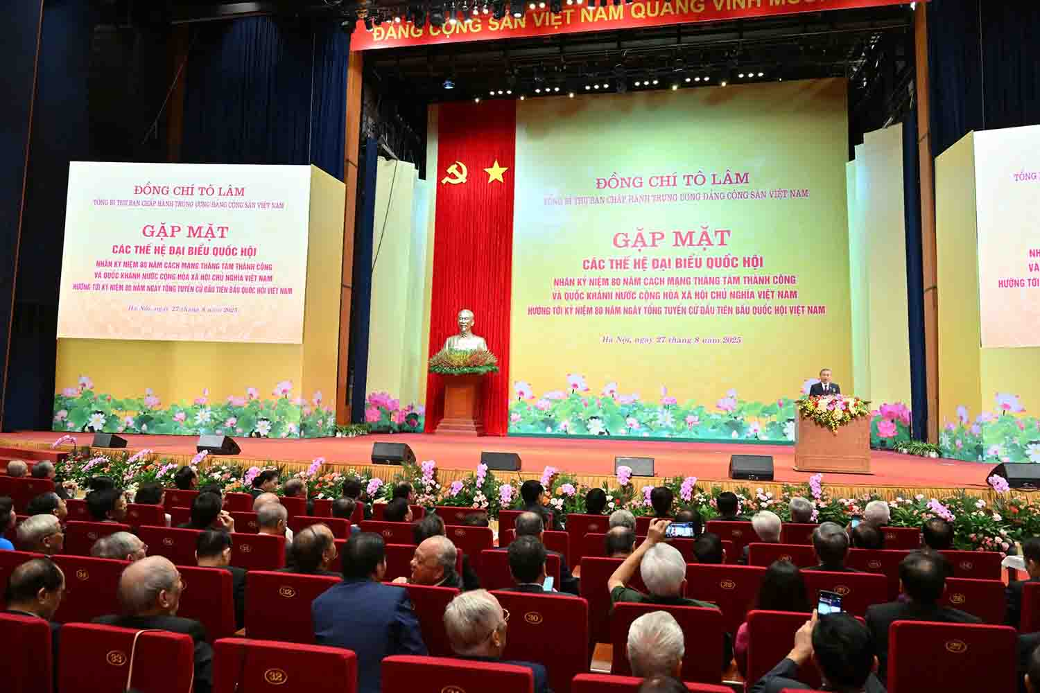 Tong Bi thu To Lam phat bieu tai cuoc gap mat. Anh: Lam Hien.