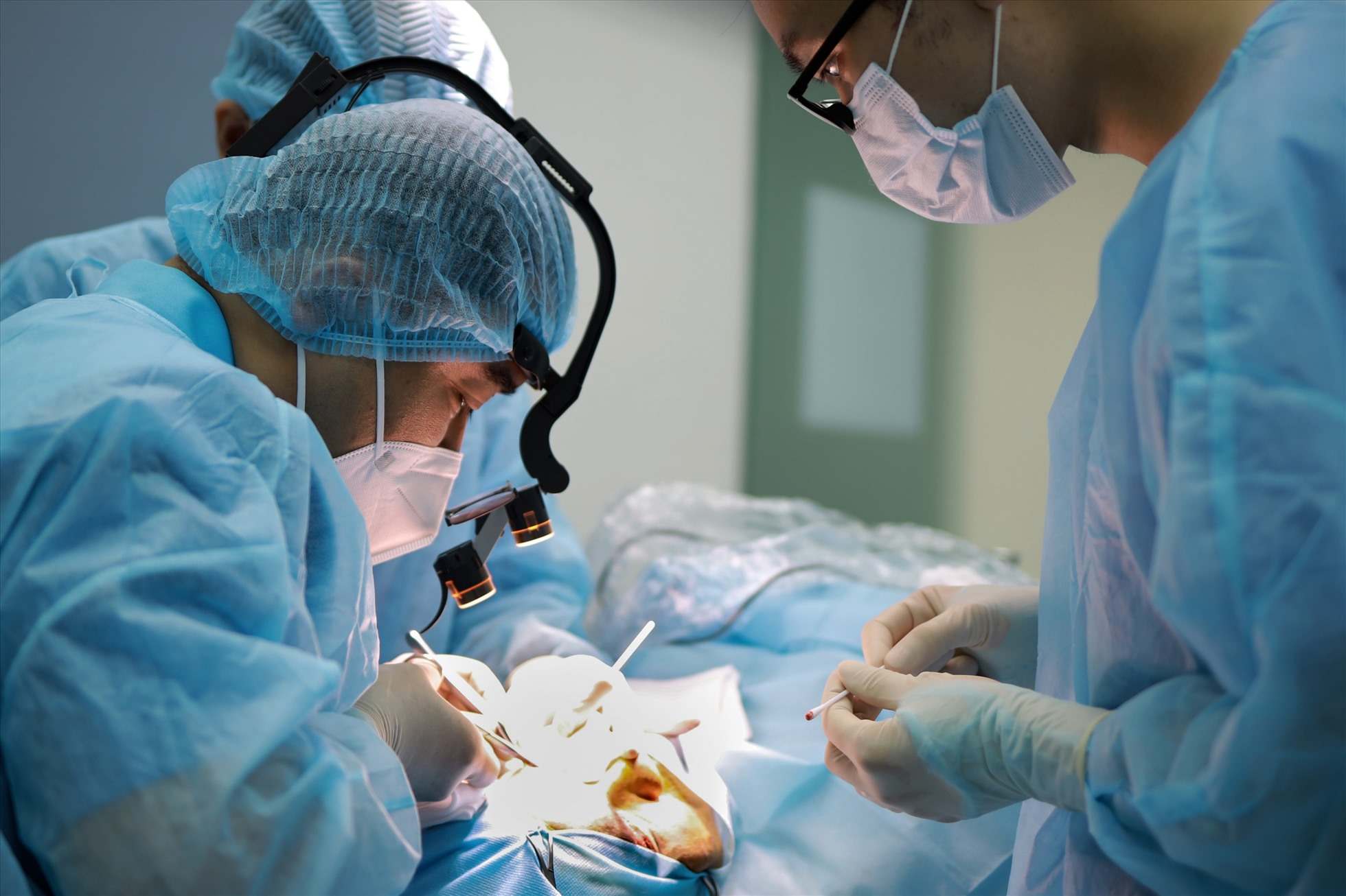 27세 청년을 위한 마음의 창을 유지합니다. 삽화 사진