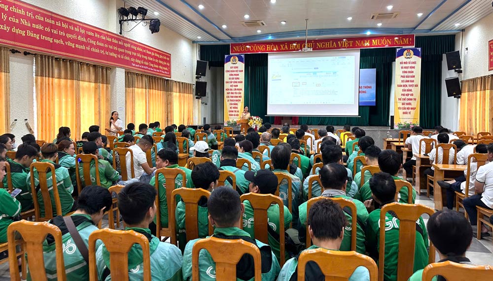 다낭시 노동총연맹은 Grab 기술 택시 운전 노동조합 조합원을 대상으로 교통 안전 업무에 대한 홍보 회의를 개최했습니다. 사진: tuong minh