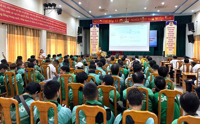 The Da Nang City Labor Federation organized a conference to disseminate traffic safety work to members of the Grab Technology Drivers Union. Photo: Tuong Minh