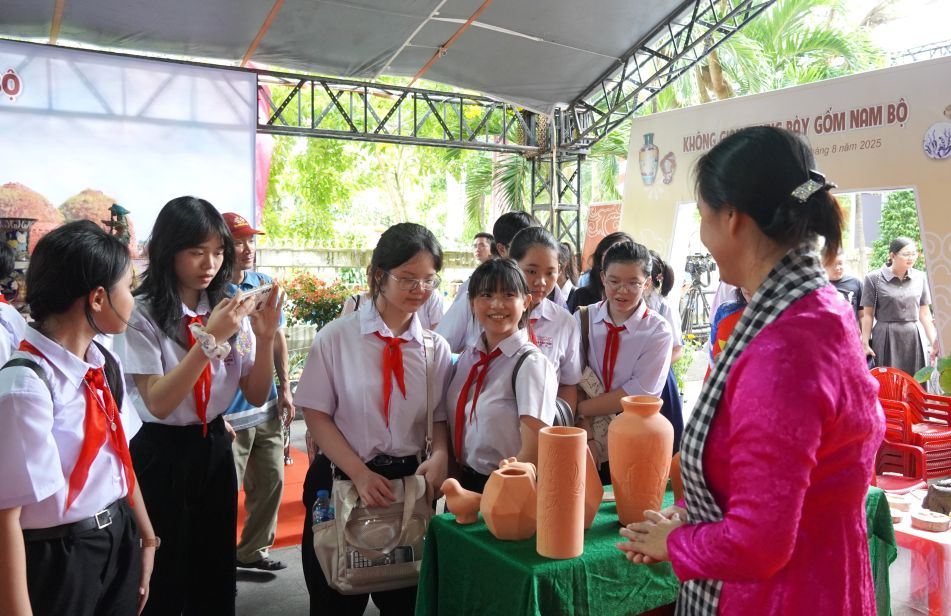 Cac em hoc sinh thich thu tim hieu quy trinh lam cac san pham tu gom. Anh: Phuong Anh