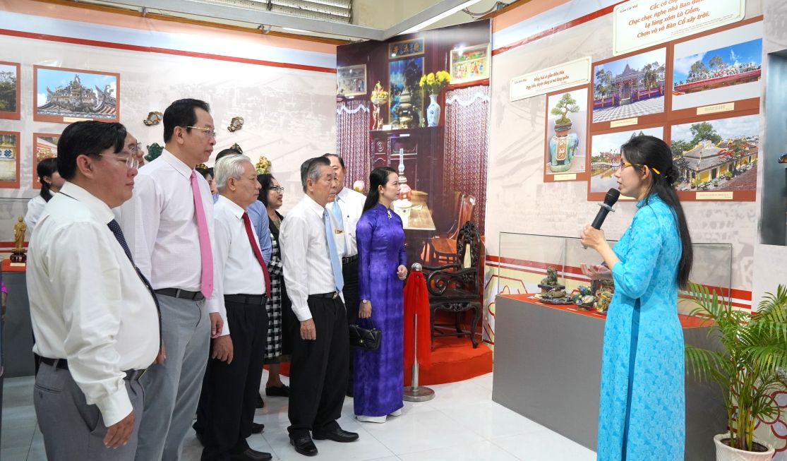 Cac dai bieu tham quan khu trung bay, gioi thieu cac san pham gom. Anh: Phuong Anh