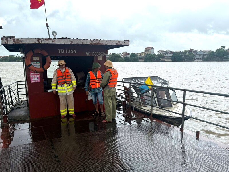 Hung Yen Police synchronously deployed a response plan to storm No. 5 on the rivers. Photo: Hung Yen Provincial Police
