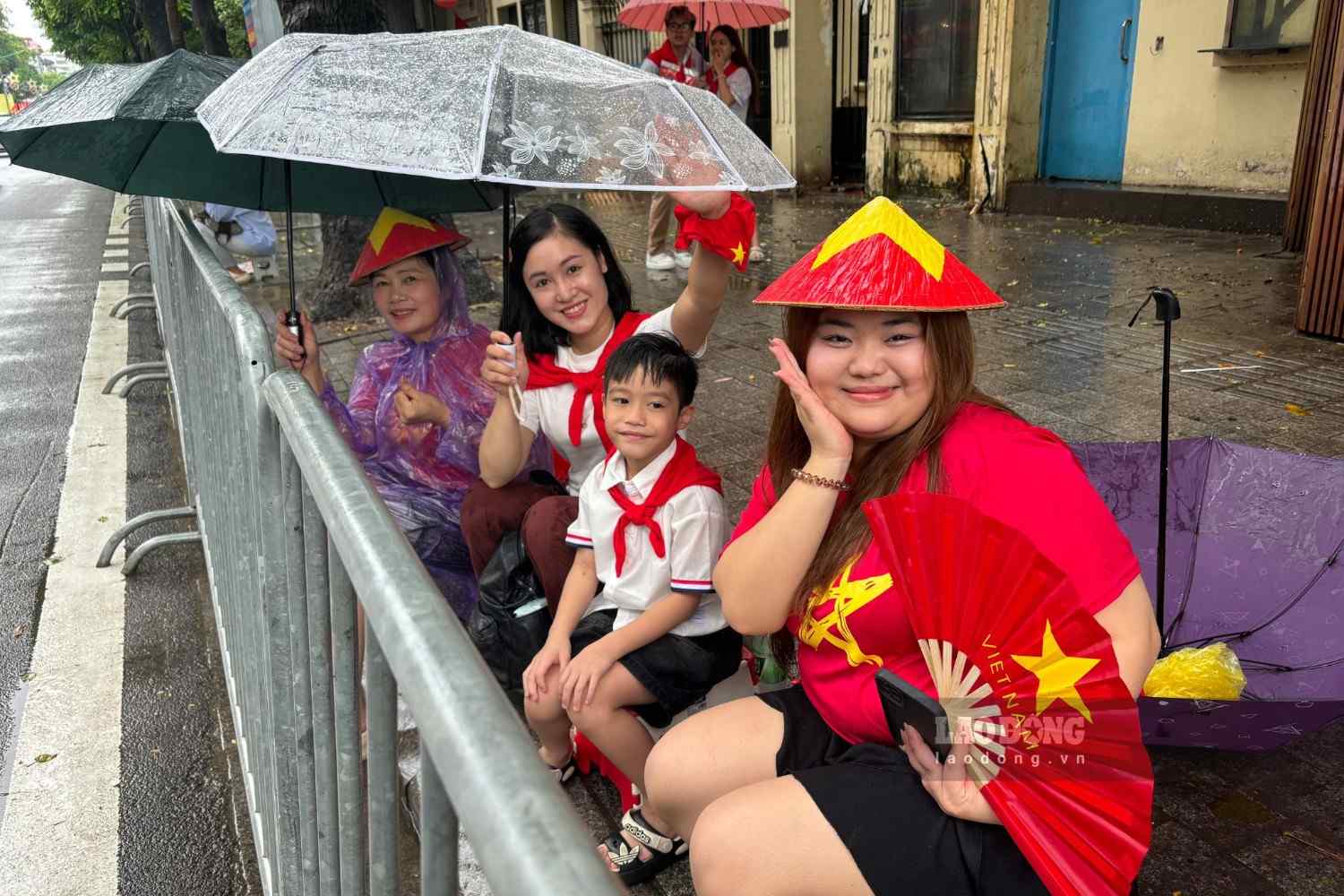 Gia dinh chi Nguyen Thi Huong co mat tu 7h sang de chuan bi xem dieu binh. Anh: Nguyen Dat