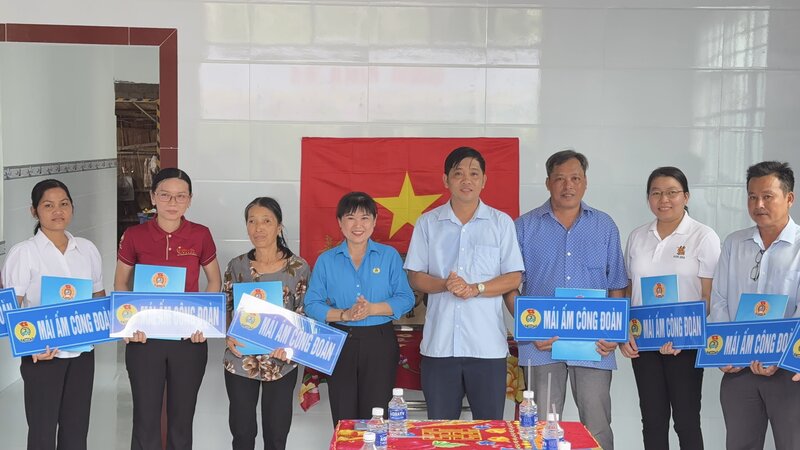 빈롱성 노동총연맹 어려운 조합원에게 노동조합의 집 전달 결정 전달. 사진: 호앙록