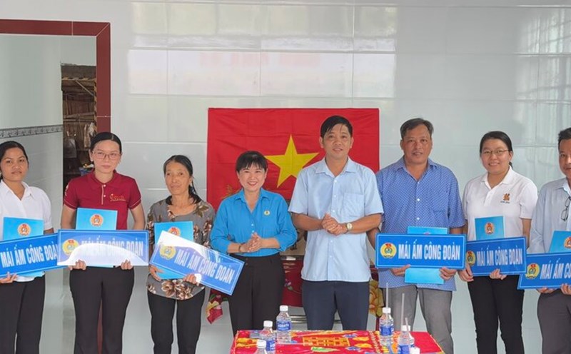 The Vinh Long Provincial Labor Federation presented the decision to hand over the Trade Union Shelter to union members in difficult circumstances. Photo: Hoang Loc