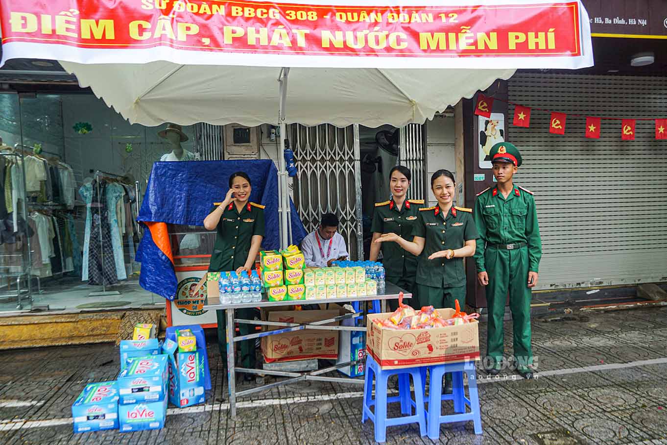 Diem phat qua mien phi cho Nhan dan di xem so duyet dieu binh tren pho Ngoc Ha. Anh: Tung Giang
