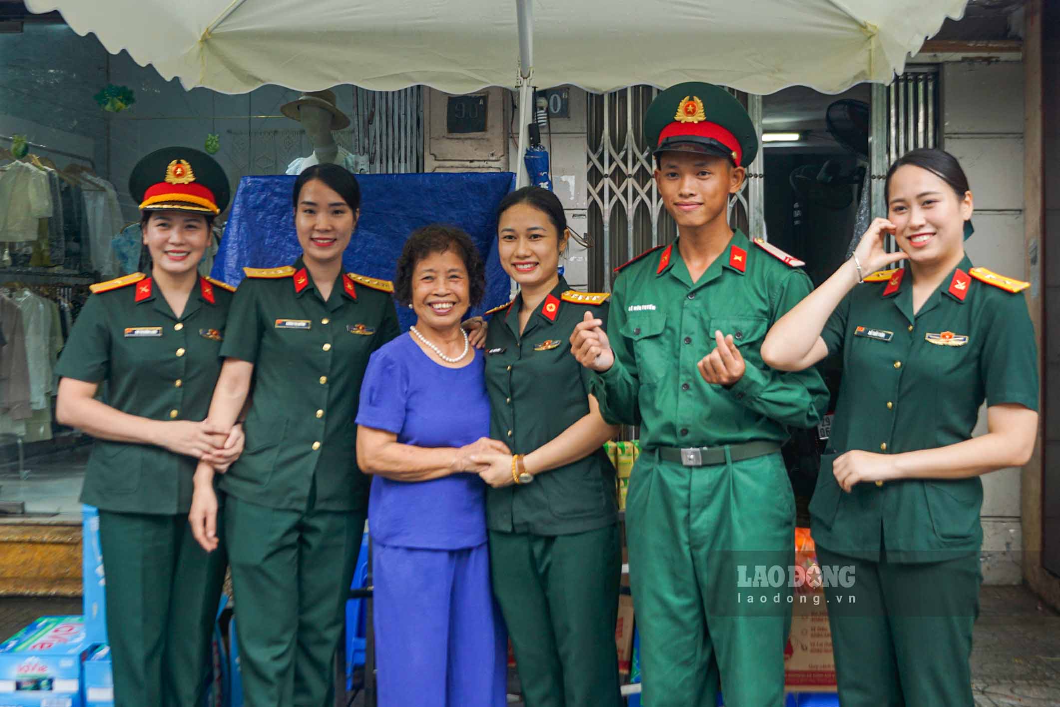 Nguoi dan vui ve nhan qua, chup anh luu niem cung bo doi tai cac diem tren pho Ngoc Ha. Anh: Tung Giang