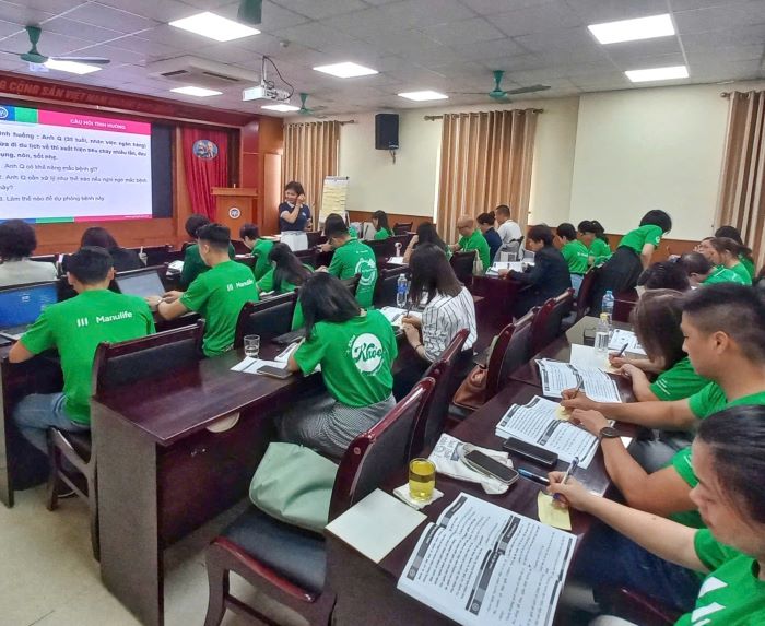 Tu van vien Manulife tham gia khoa dao tao tai truong Dai hoc Y Ha Noi. Anh: Hien Ha