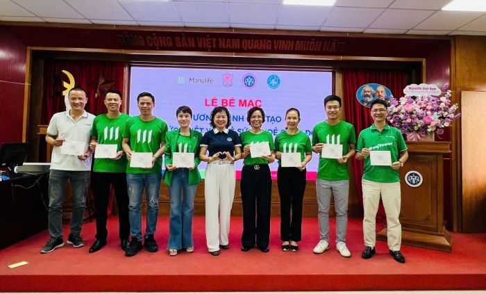 Doi ngu tu van vien duoc cap chung nhan sau khi hoan thanh khoa dao tao. Anh: Hien Ha.