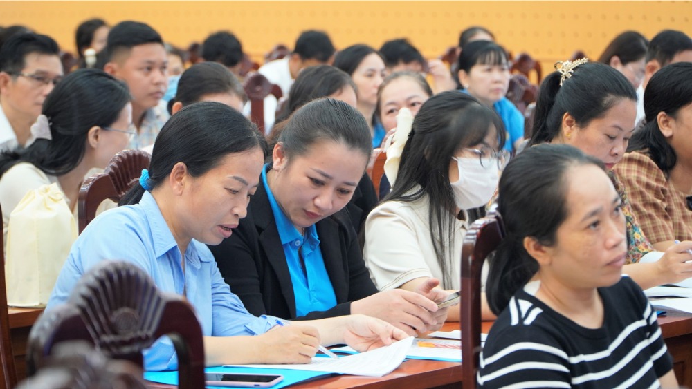 2025년 노동조합 업무 직무 연수에 참가한 대표들. 사진: 응우옌 안