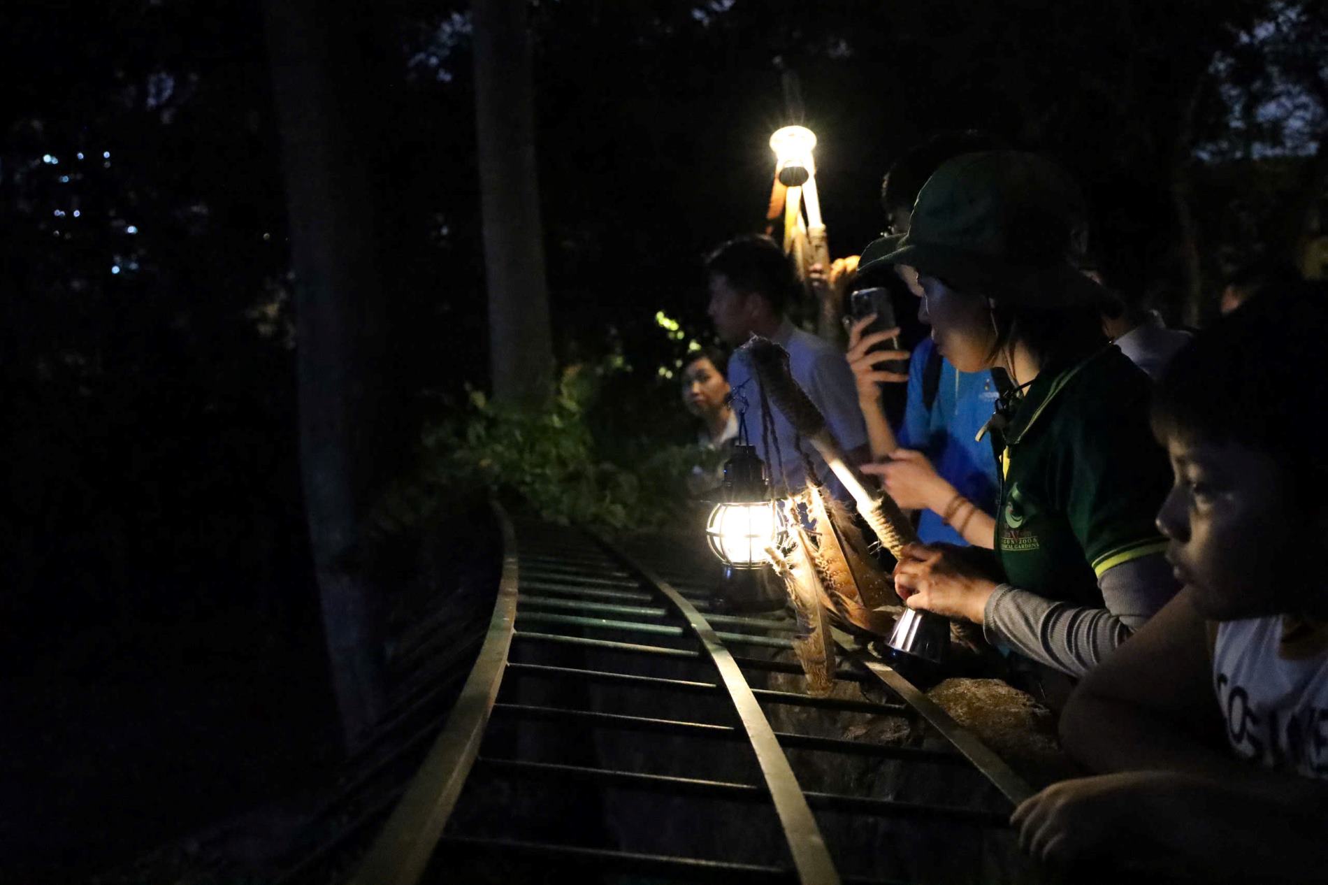 Tour Khi man dem buong xuong thu hut nhieu nguoi dan, du khach dang ki. Anh: Thao Cam Vien Sai Gon cung cap