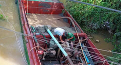La policia de la comuna de Long Ho inspecciono y detuvo temporalmente un vehiculo que transportaba arena fluvial sin facturas ni documentos legales. Foto: Proporcionada por la policia