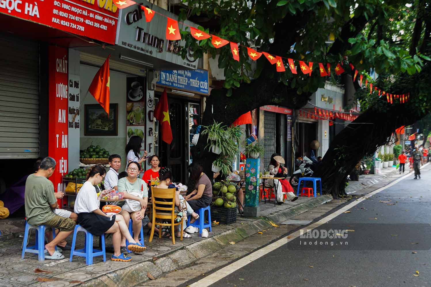 Quan ca phe cua gia dinh chi Linh tai 108D Ngoc Ha dong kin khach cho xem dieu binh tu sang som. Anh: Tung Giang