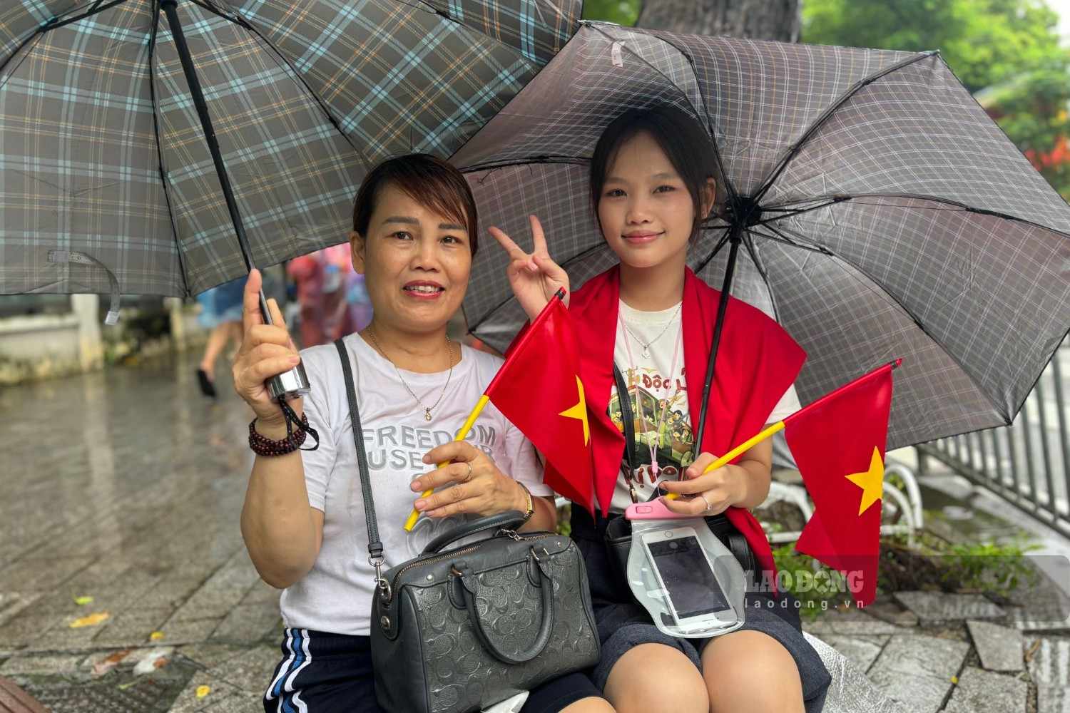 Me con chi Pham Thi Thinh tu Nghe An ra Ha Noi xem so duyet dieu binh, dieu hanh A80. Anh: Nguyen Dat