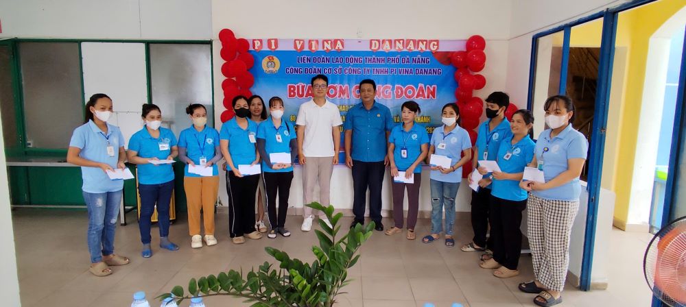 Trao tang qua cho cac doan vien, nguoi lao dong kho khan. Anh: Tran Thi