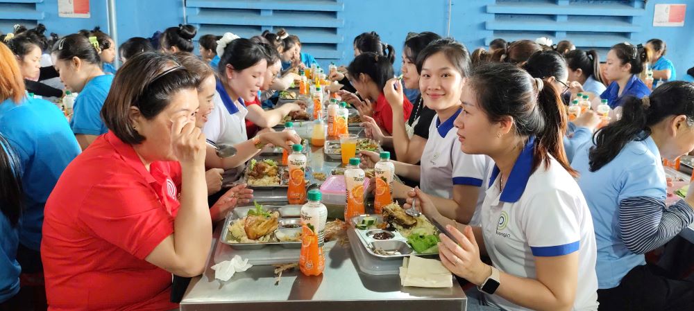 PI 비나 다낭 유한회사의 따뜻한 엔디엔 노동조합 식사 550인분. 사진: 쩐티