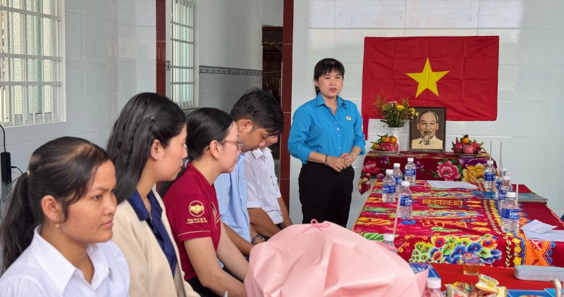 Ba Vo Thi Thu Oanh – Pho Chu tich LDLD tinh Vinh Long phat bieu tai le ban giao Mai am Cong doan. Anh” Hoang Loc