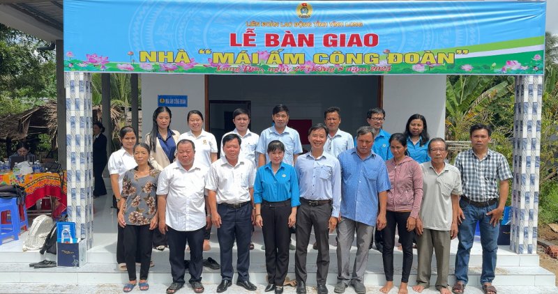 노동자들이 노동조합의 따뜻한 보금자리를 기쁘게 맞이하고 있습니다. 사진: 호앙록
