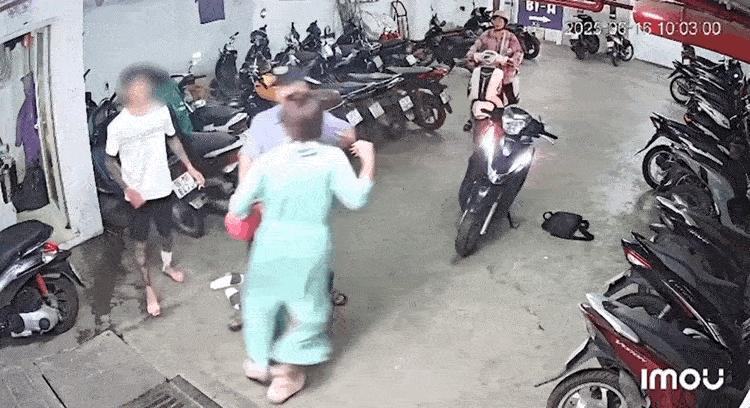 MMA girl takes a self-defense blow in front of a tattooed young man. Photo from the clip