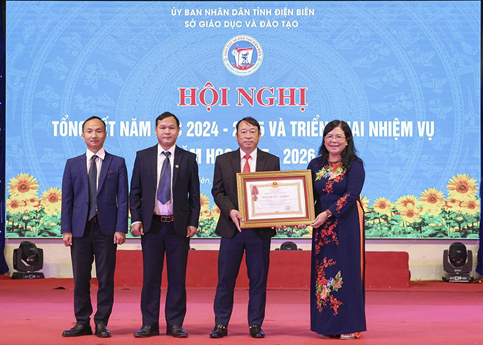 Authorized by the President, Vice Chairwoman of the Provincial People's Council Giang Thi Hoa presented the Third Class Labor Medal to the Muong Ang High School for Ethnic Minorities. Photo: Minh Duc